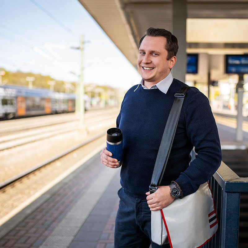Alexander Golenia steht an einem Bahnsteig. 